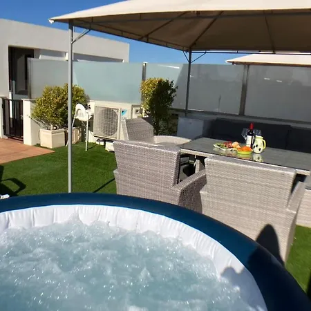 Apartment Beta - 2 Bedrooms, Private Rooftop Patio With Hot Tub, Bbq And View *